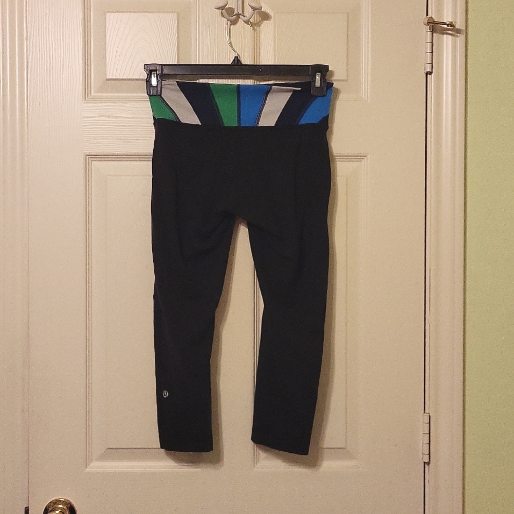 LULULEMON  Black Capris Size 6-8 Blue and Green Patterned Waistband